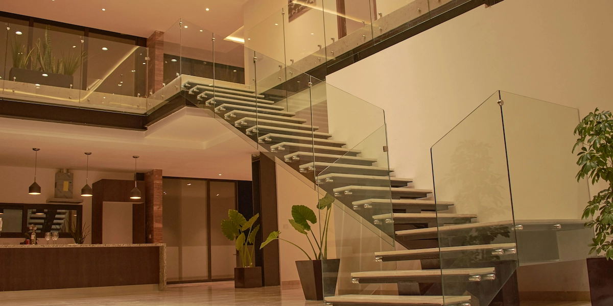 Salon d'un appartement haussmannien rénové avec parquet en point de Hongrie