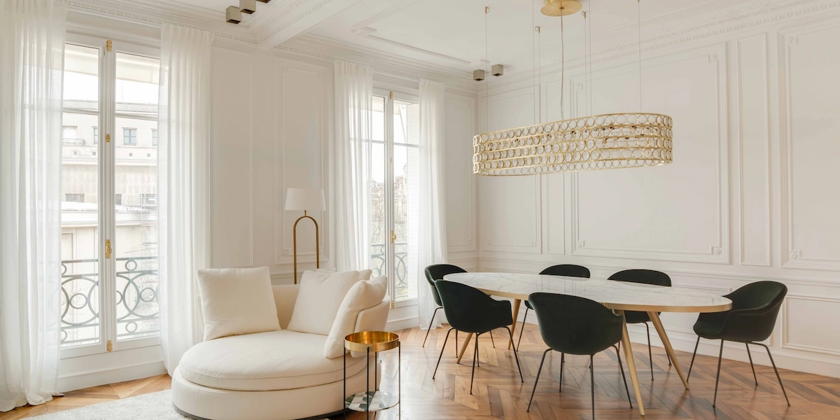 Plans et matériaux de rénovation analysés par deux professionnels