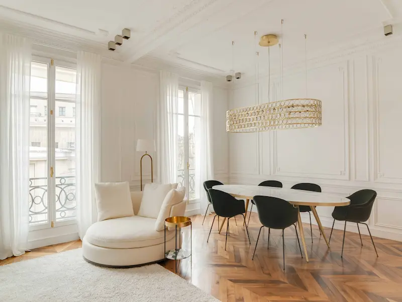 Plans de rénovation et échantillons de matériaux