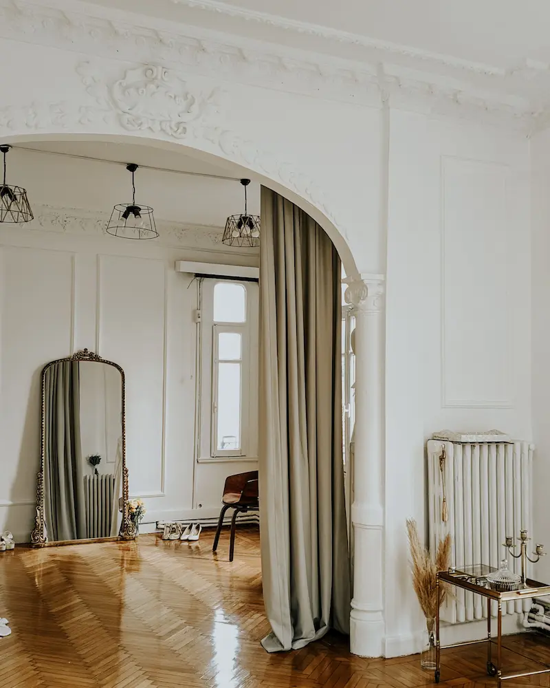 Appartement haussmannien rénové à Paris — séjour avec parquet et moulures