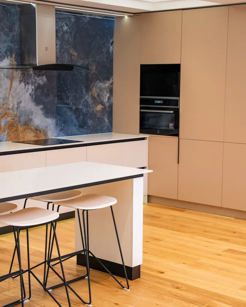 Cuisine rénovée à Paris — plan de travail et équipements modernes