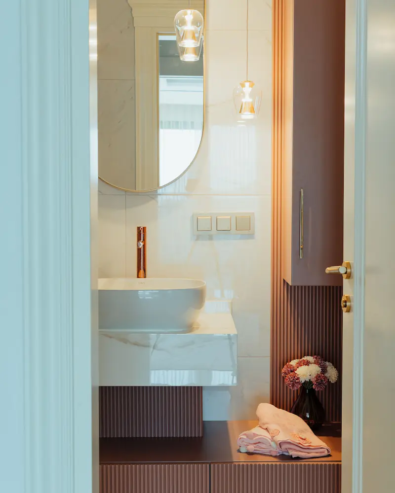 Salle de bain rénovée à Paris — douche italienne et carrelage